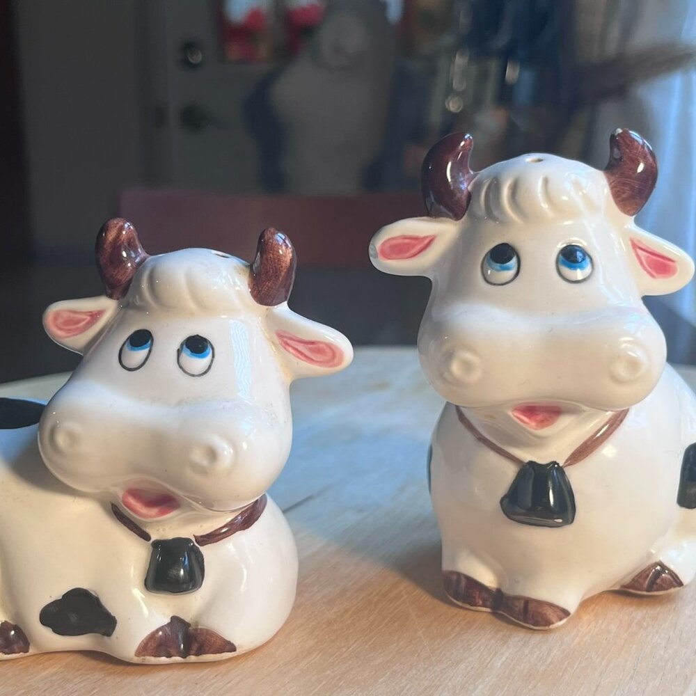 Vintage Ceramic Cow Salt and Pepper Shakers Figurine Duo Farmhouse